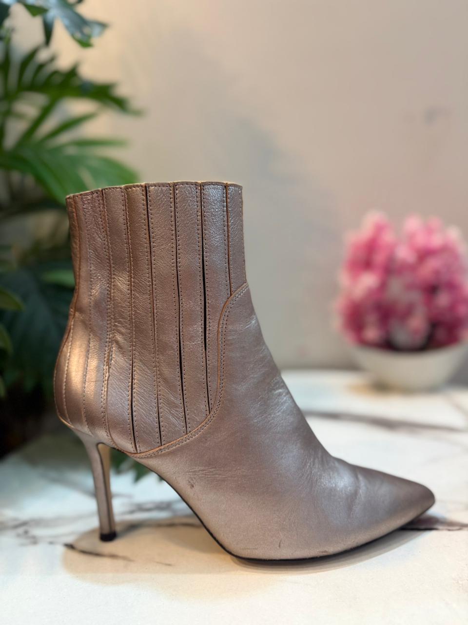 Silver leather heeled ankle boot (Find)