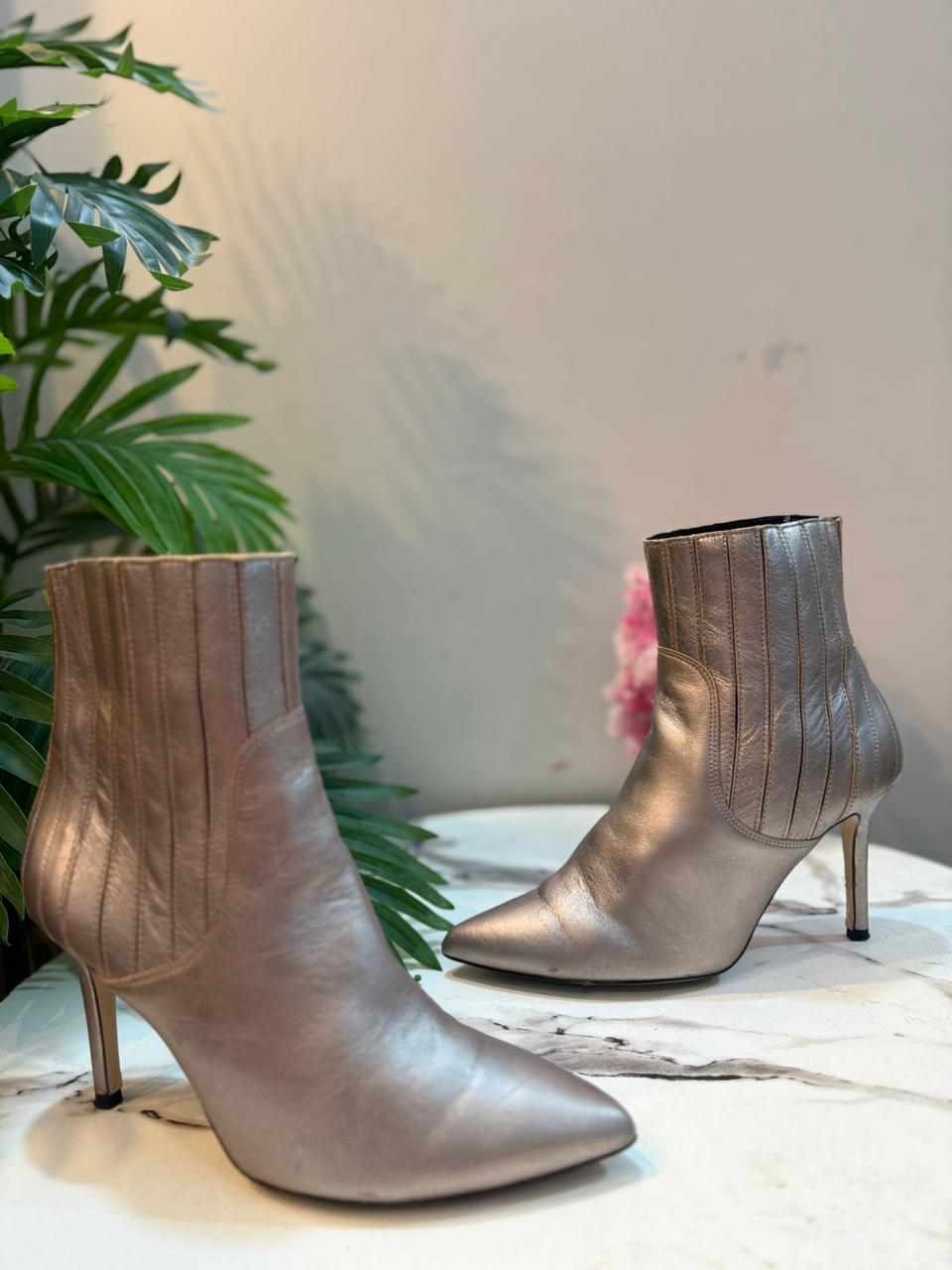 Silver leather heeled ankle boot (Find)