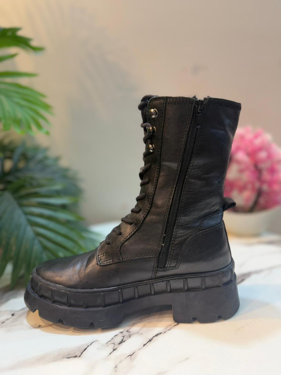 Black leather zipper ankle boot ( patentado made in spain)