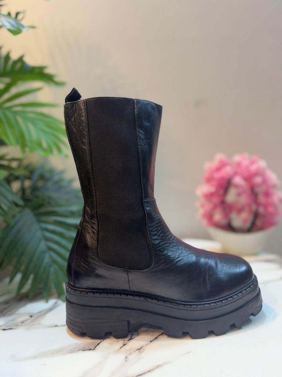 Black leather zipper ankle boot ( patentado made in spain)