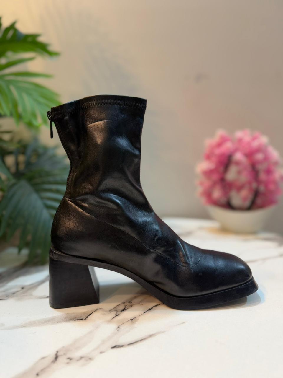 Black leather ankle boot with back zipper (Zara)