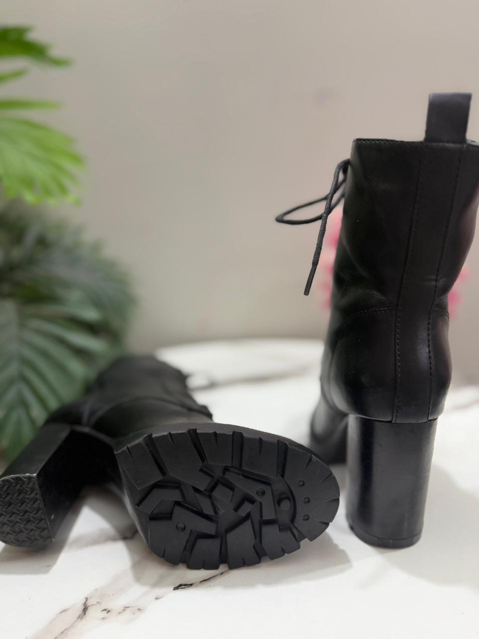 Black Patent leather ankle boot  (bershka)