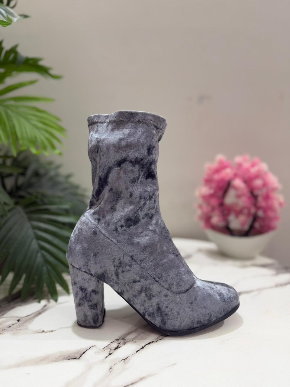 Grey velvet zipper ankle boot (european brand )