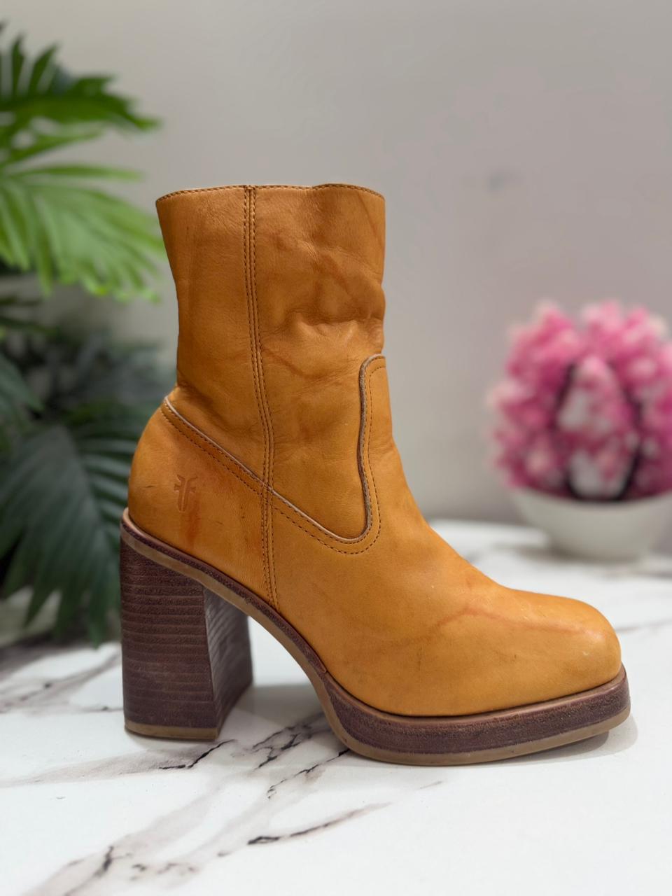 Mustard yellow leather zipper ankle boot (frye)