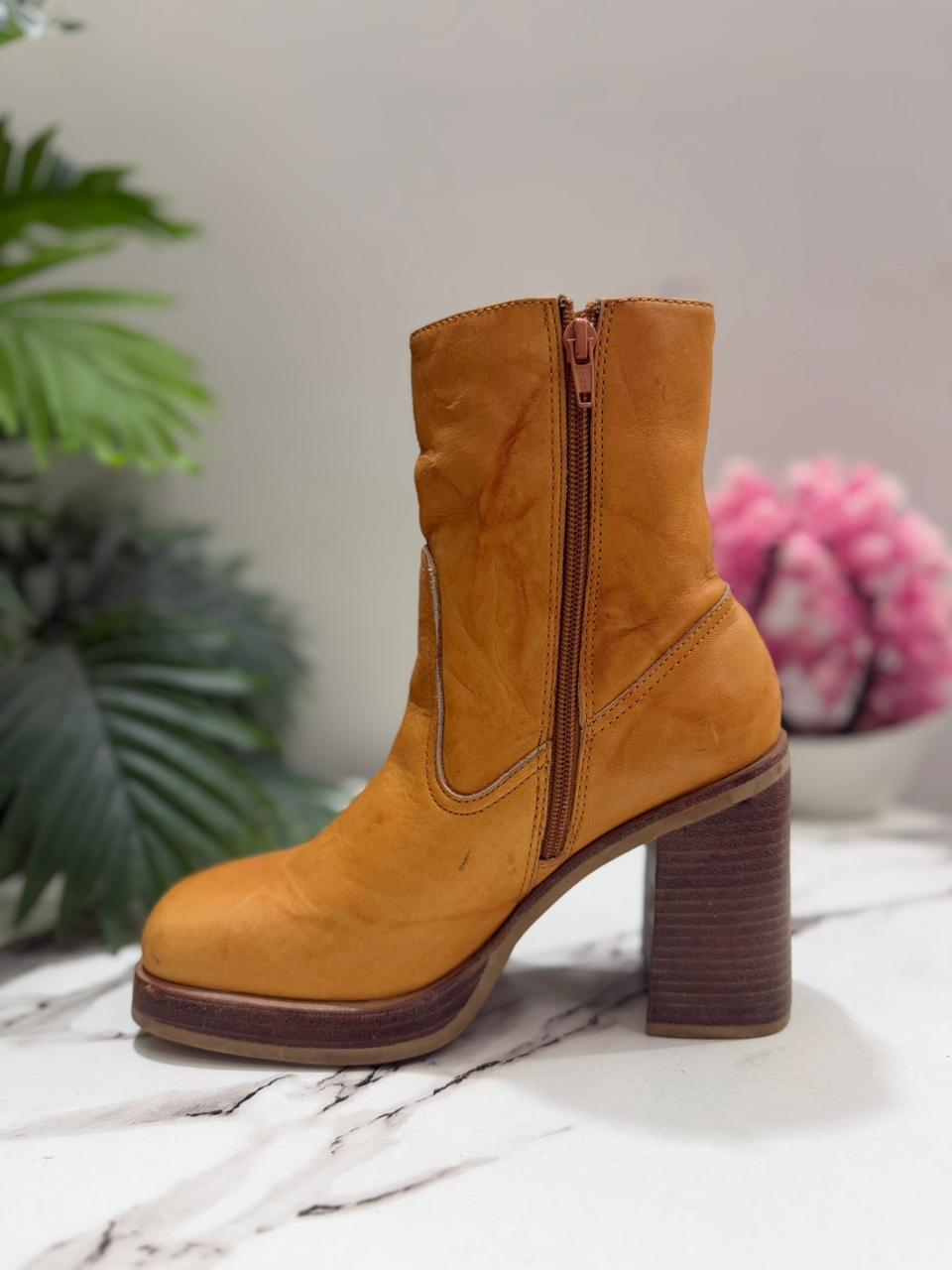 Mustard yellow leather zipper ankle boot (frye)