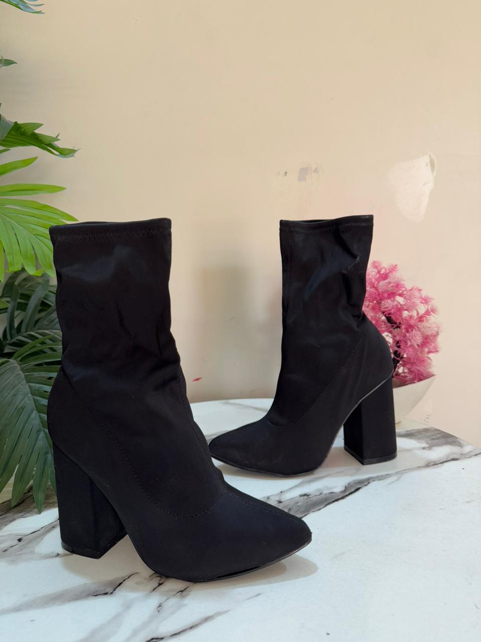 Black suede zipper ankle boot (dusto)