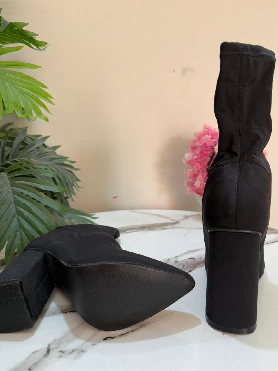 Black suede zipper ankle boot (dusto)