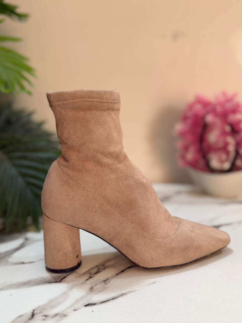 Beige suede ankle boot brand (unknown )