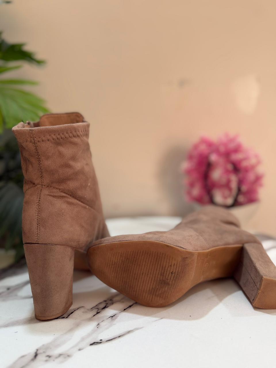 taupe suede zipper ankle boot (fashion nova )