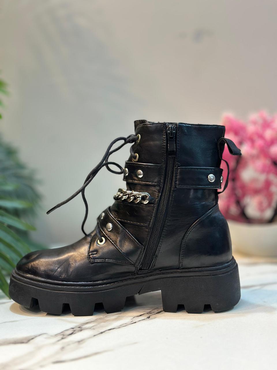 Black leather ankle boot with chain (Ideal shoes)