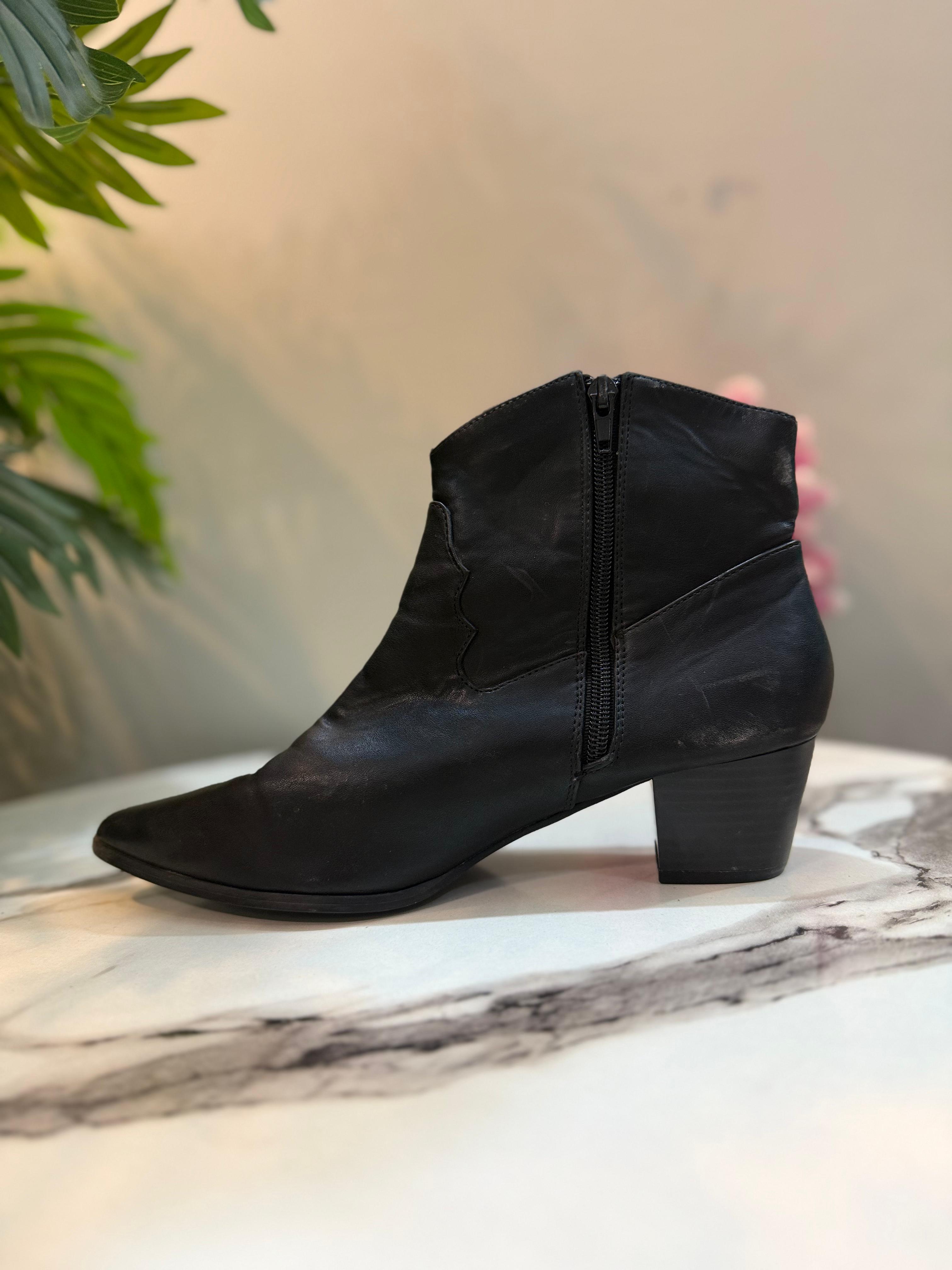 Black leather zipper ankle boot (unknown )