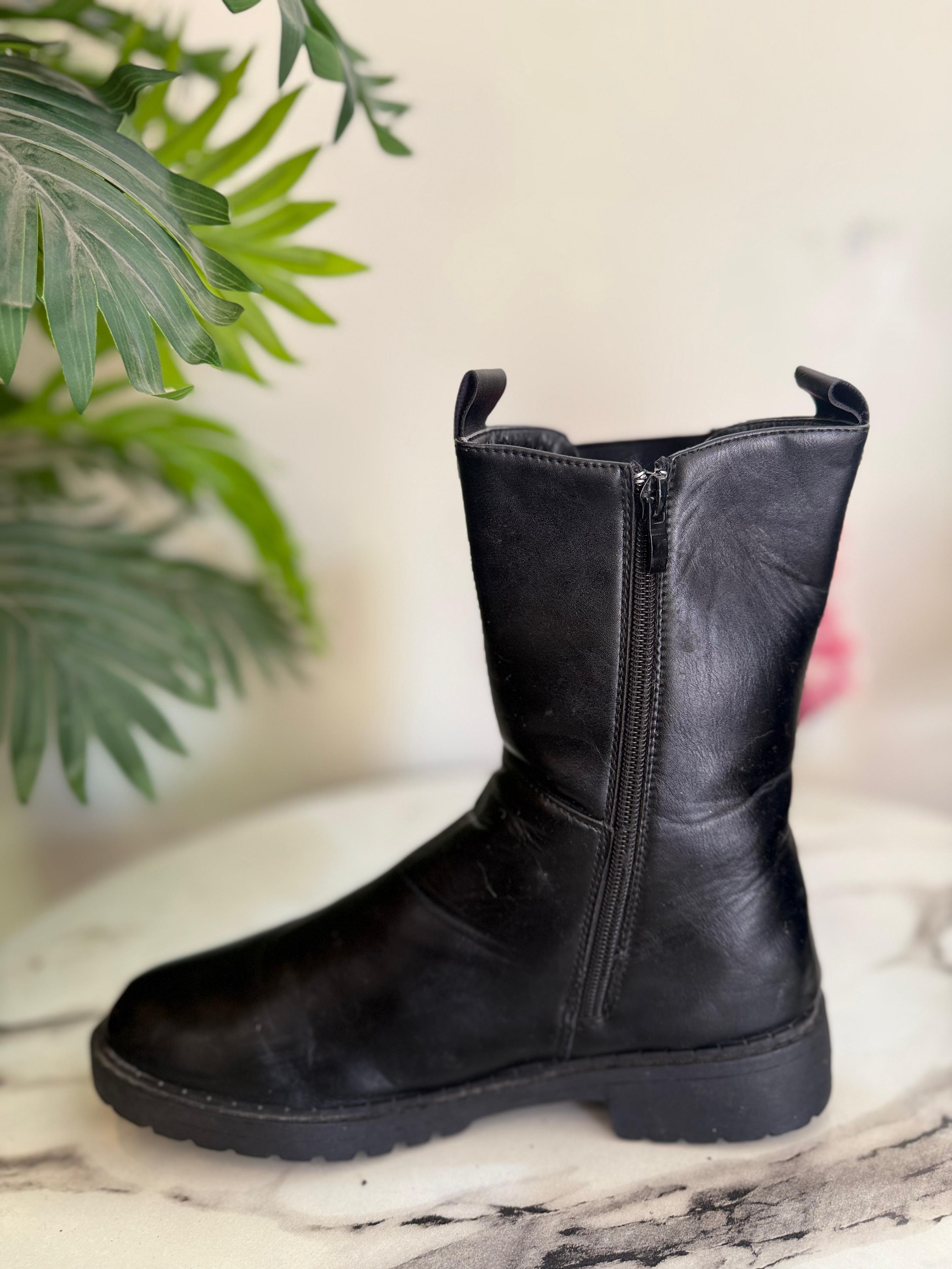 Black leather zipper ankle boot (unknown)