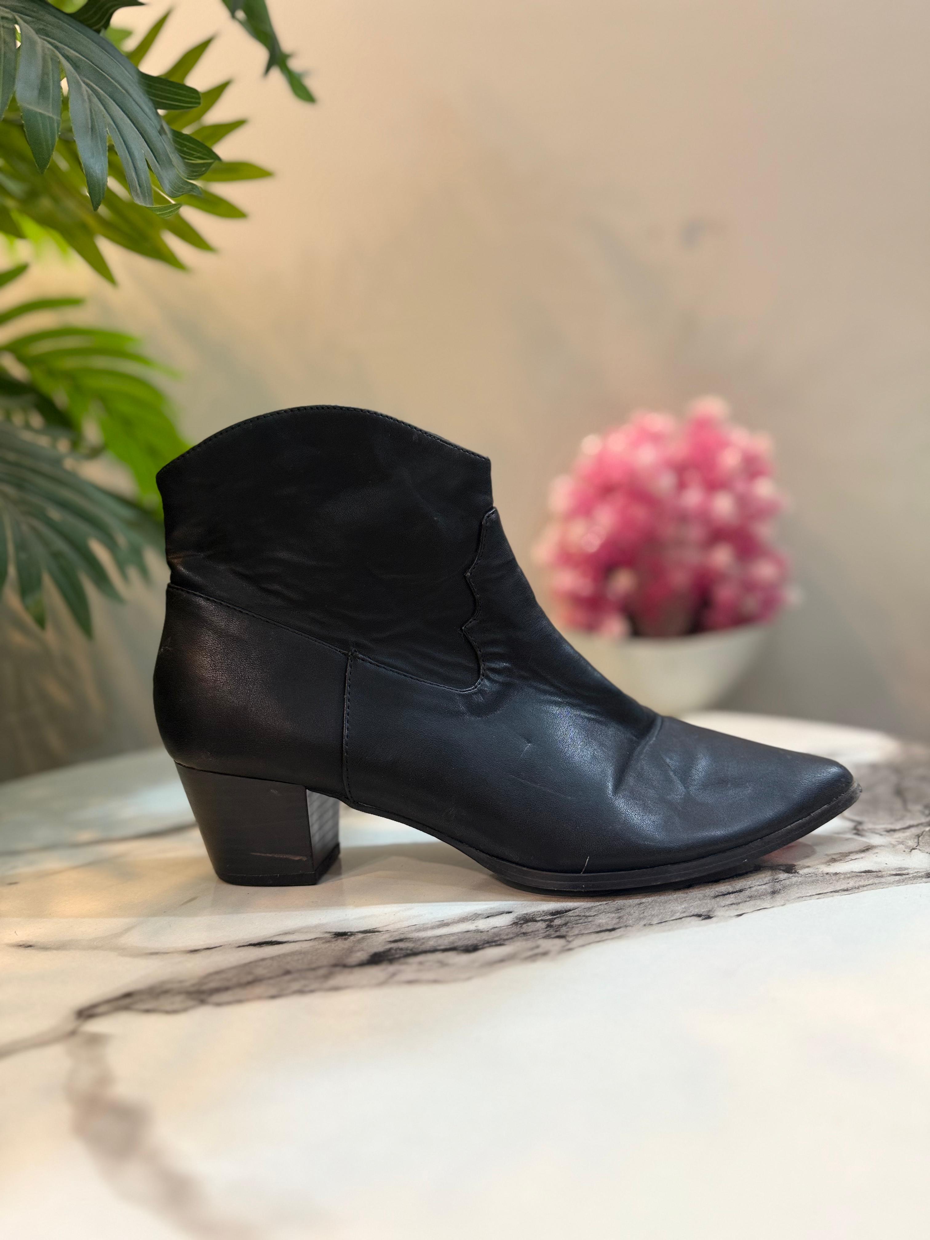 Black leather zipper ankle boot (unknown )