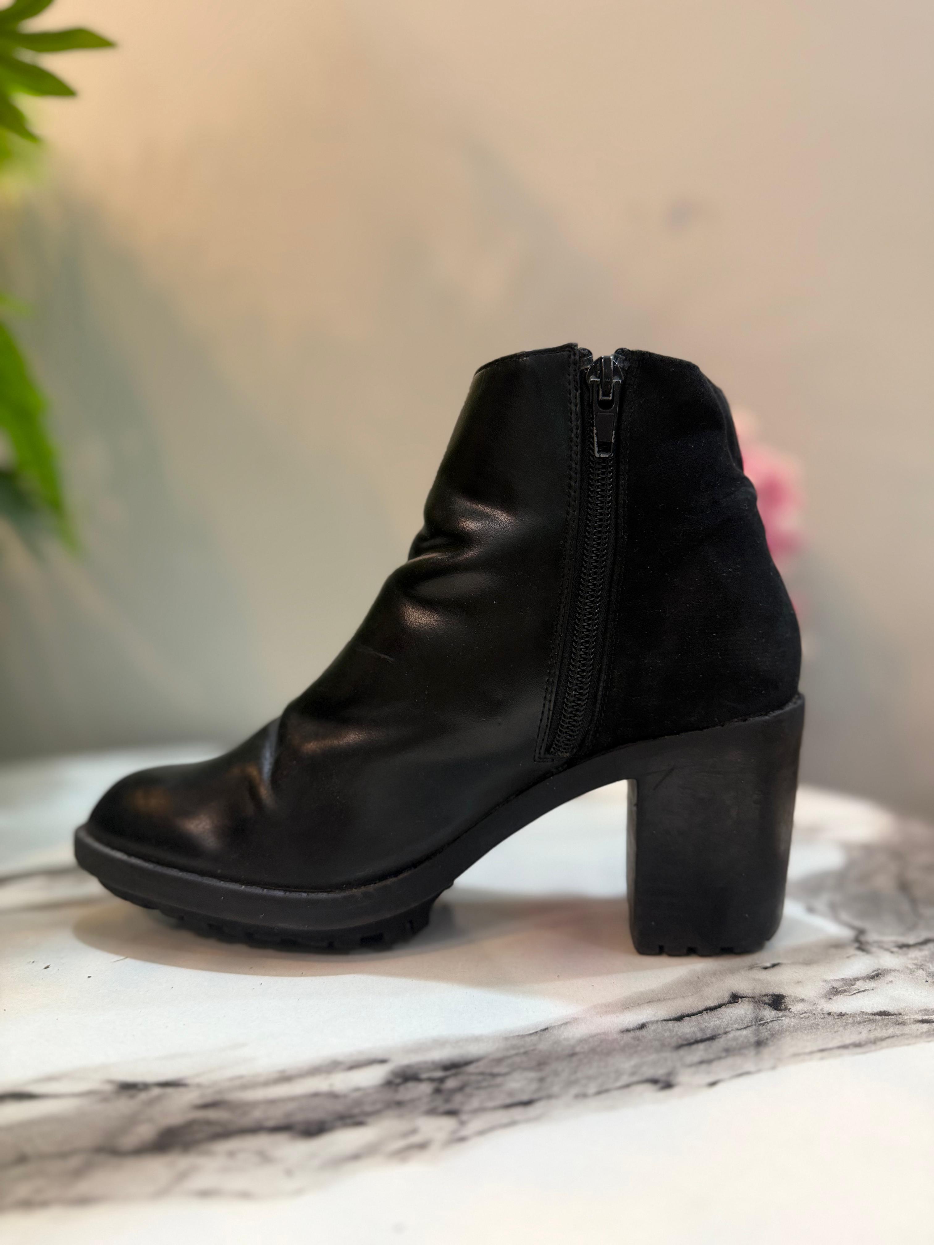 Black leather zipper ankle boot (zara)