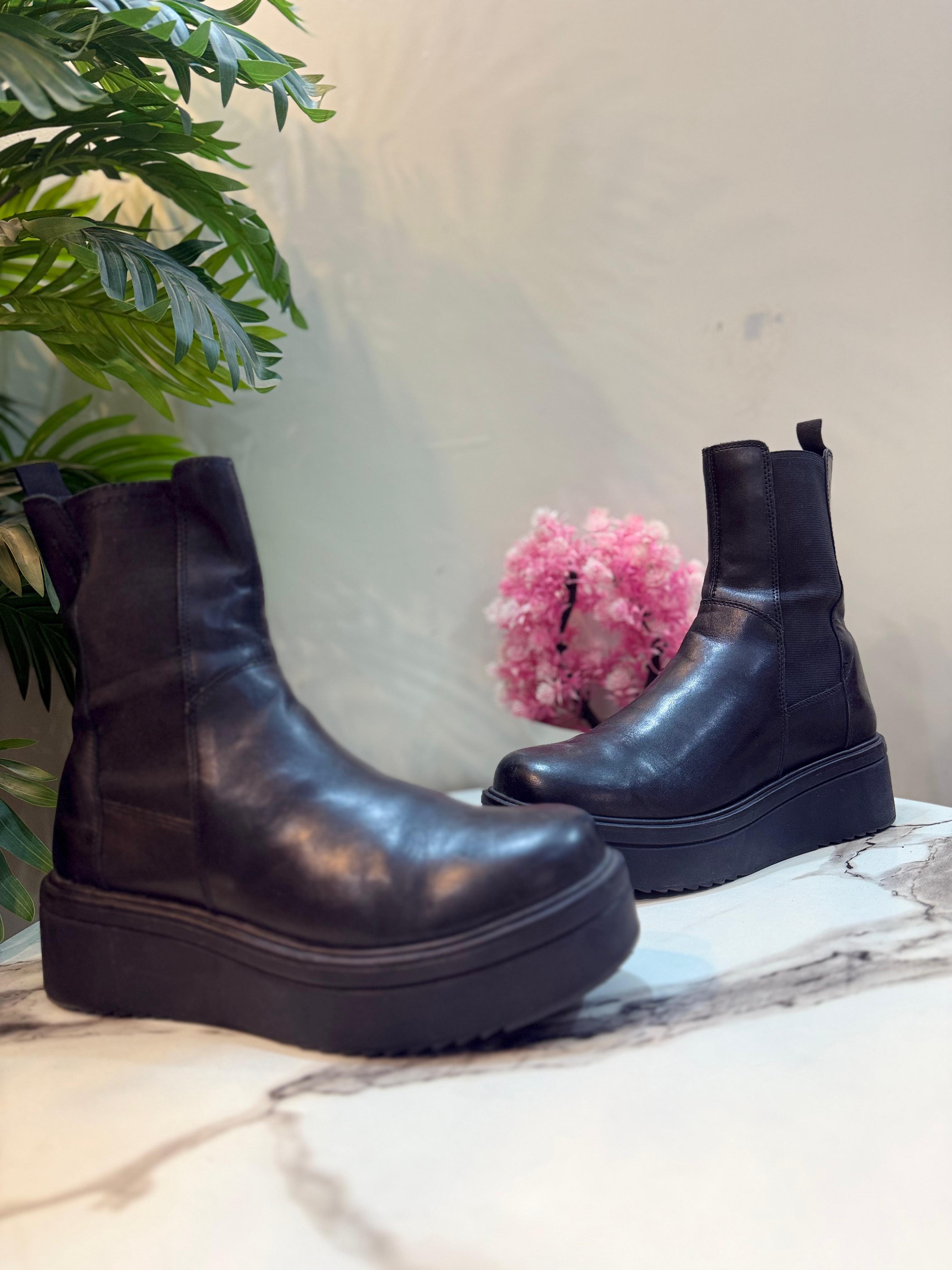 Black leather ankle boot (Vagabond)